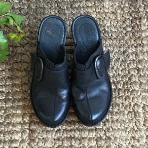 BORN BLACK LEATHER SLIP ON CLOGS HEEL MULES
